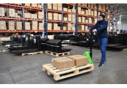 Comment utiliser un transpalette manuel ? Guide pratique